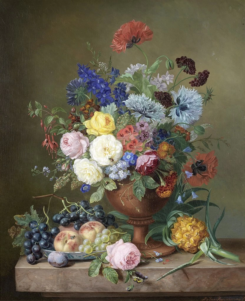 Un vaso di fiori misti e frutta su una mensola di marmo